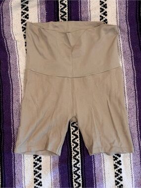 Ingrid & Isabel Cream Maternity biker shorts